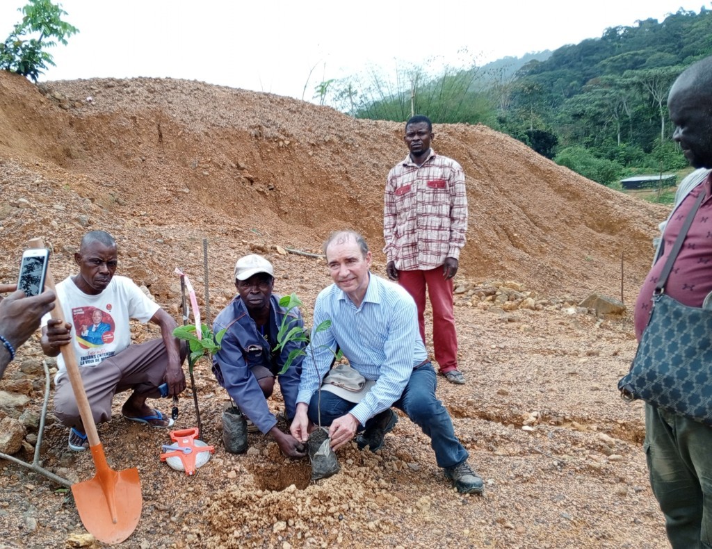 Afforestation: the German ambassador plants trees in Dimonika