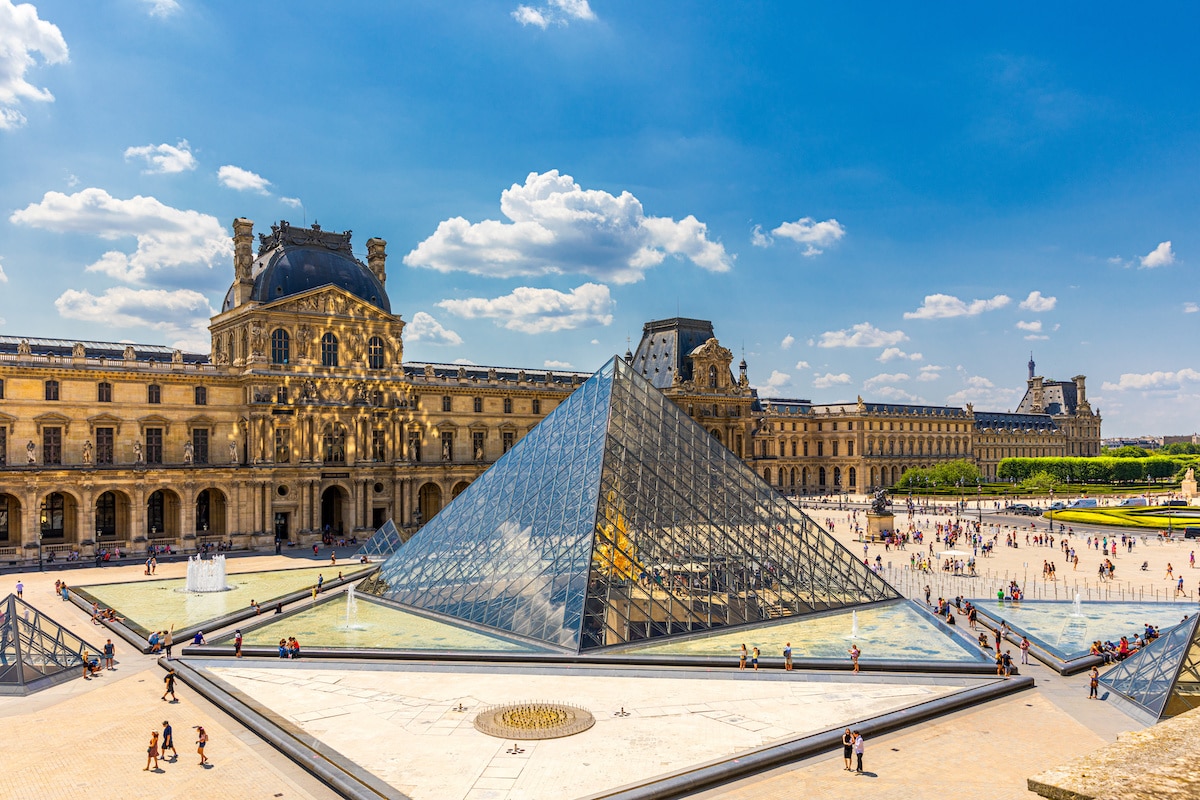 Should tourists pay to enter Paris?